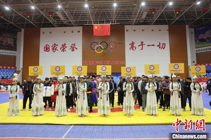 新疆阿图什友谊杯摔跤赛开赛 八十名选手角逐非