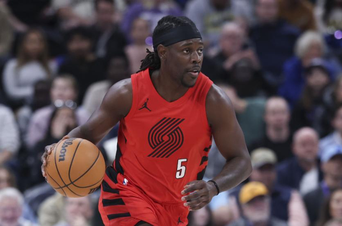 35岁朱霍勒迪率开拓者爆冷击败快船，冲击季后赛