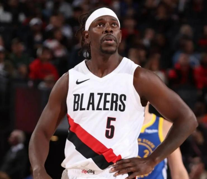 35岁朱霍勒迪率开拓者爆冷击败快船，冲击季后赛